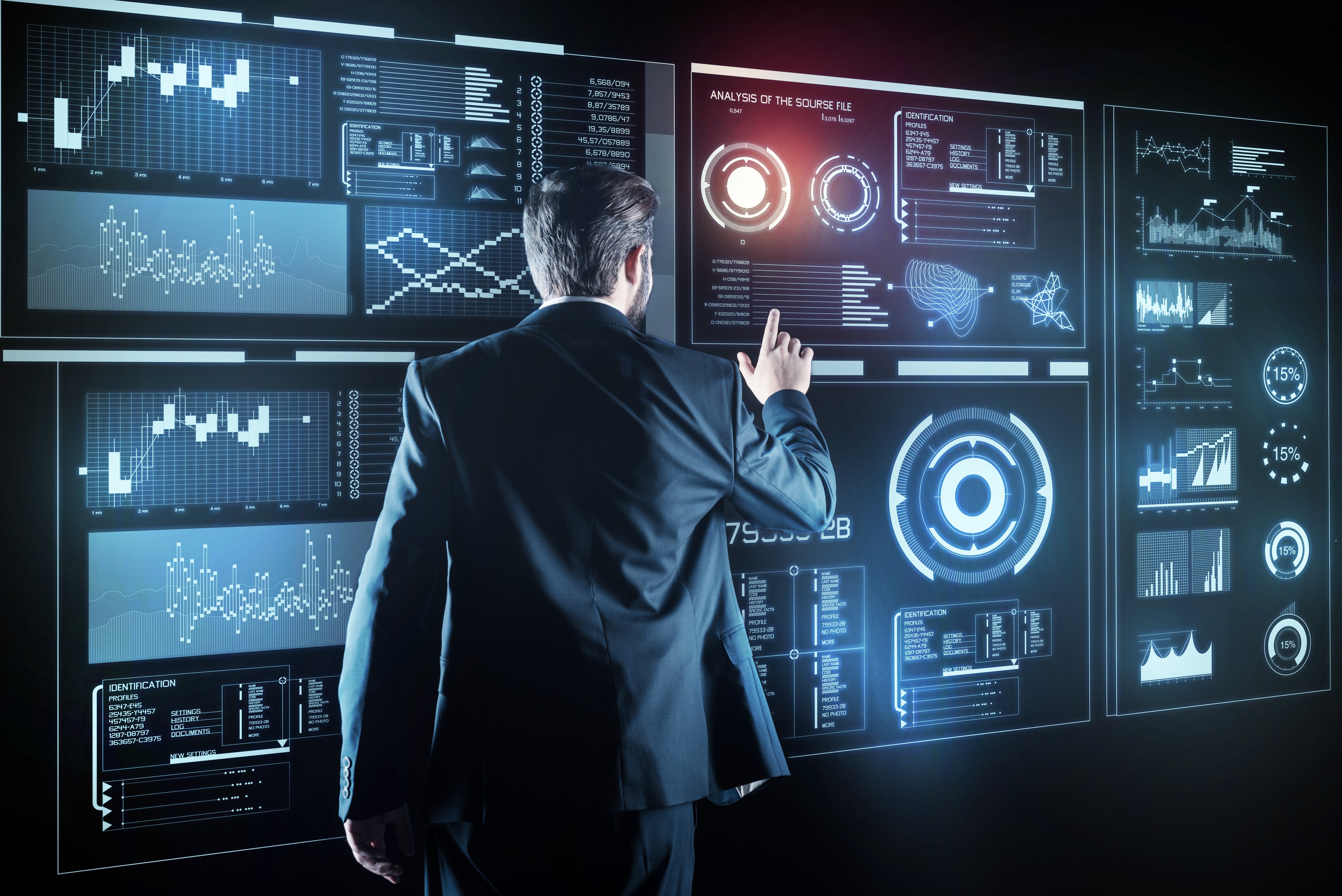 Data analyst analizando una pantalla con diagramas