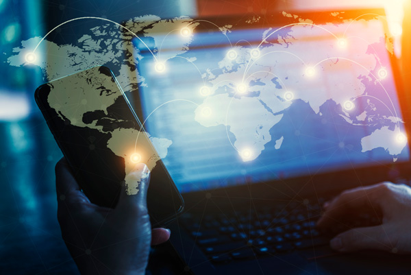 Aplicación de Inteligencia Artificial a la logística diagrama del mundo con rutas logísticas en un ordenador