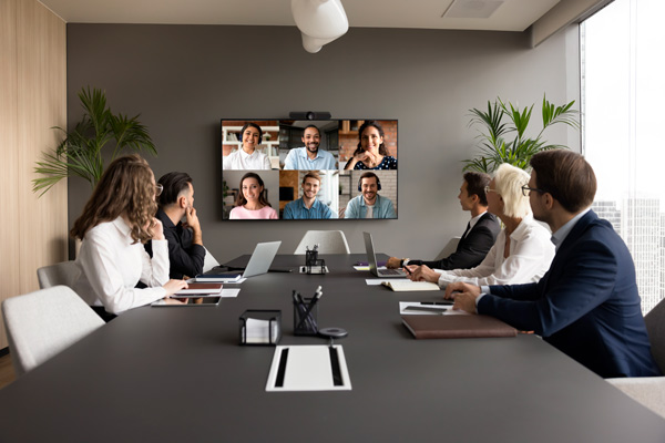 Reunión de un equipo empresarial por videoconferencia