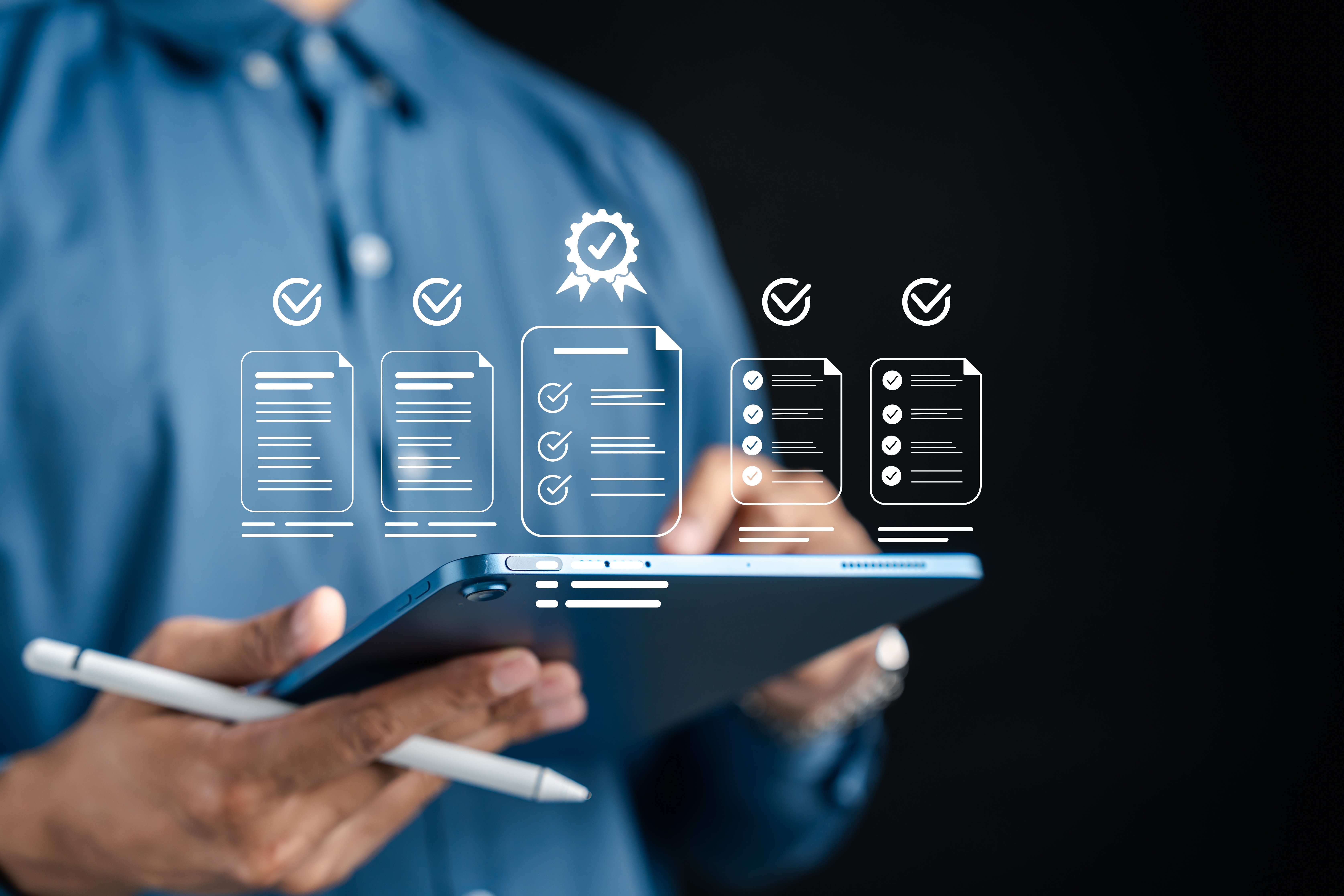 Persona usando una tablet con checklists digitales, representando evaluación y análisis.