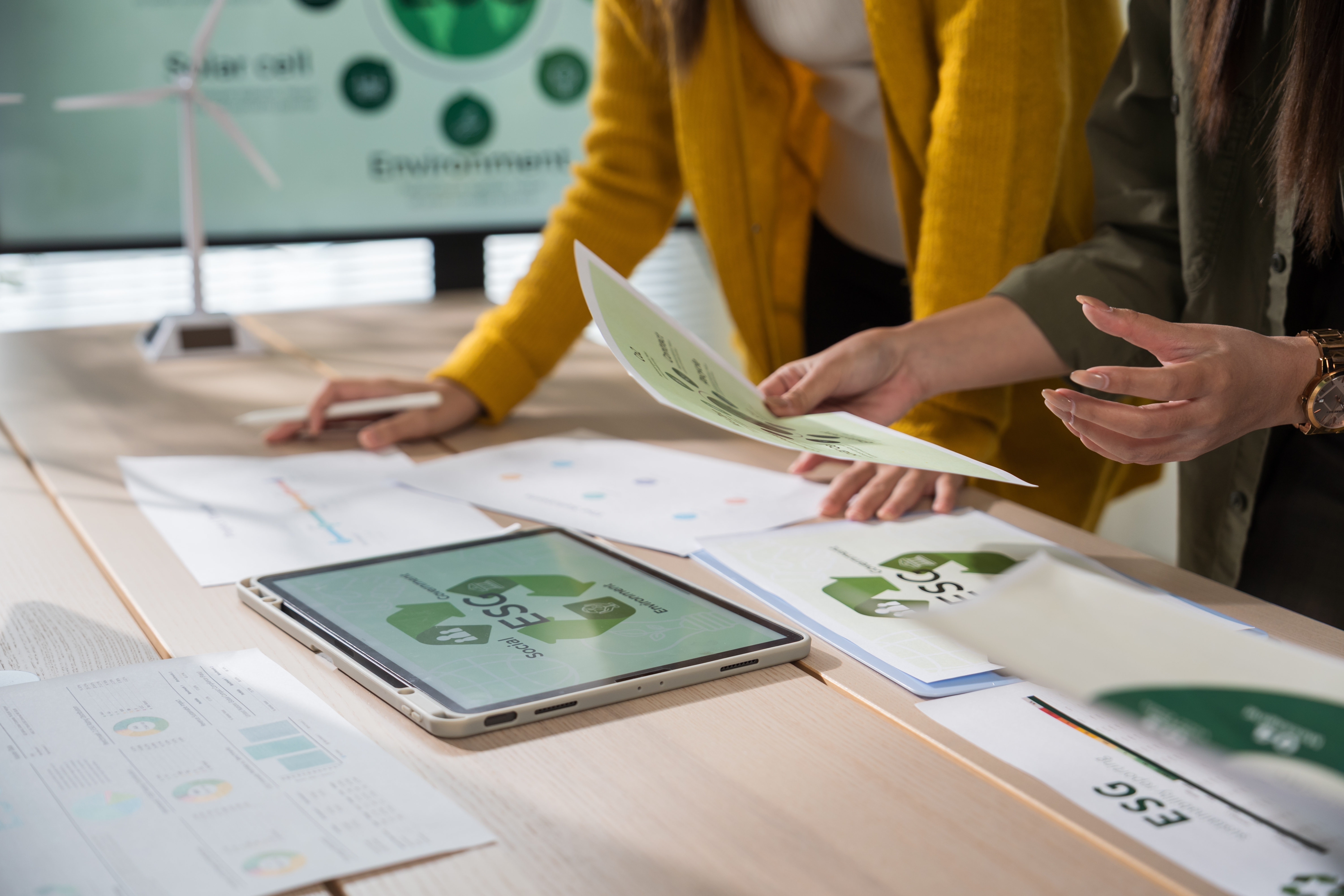 Sostenibilidad y digitalización en empresas Representación de unas manos con documentación sobre sostenibilidad